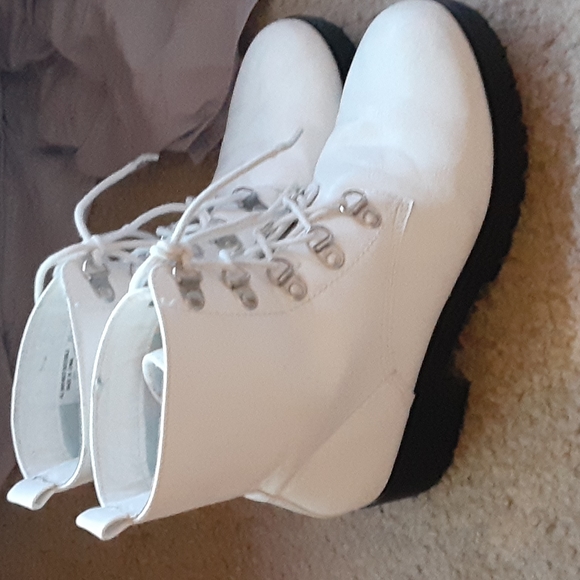 White combat boots with black soles - Picture 3 of 5
